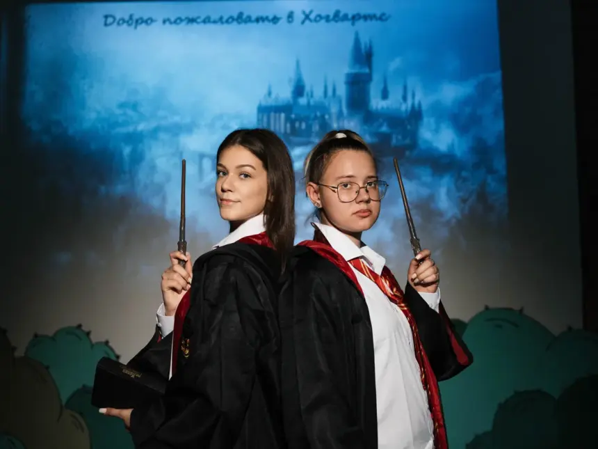 Ведущие квеста «Гарри Поттер» с волшебными палочками