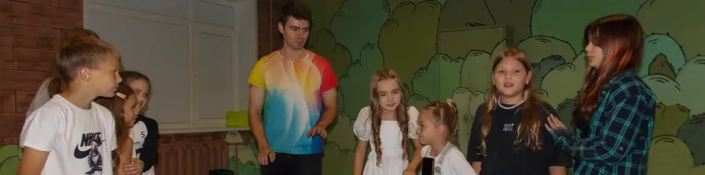 Ведущий с гостями праздника