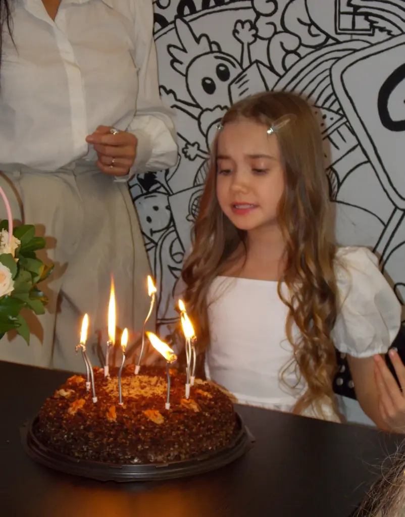 Именинница и торт со свечами